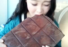 超大眼睛小姐姐吃巧克力,超大眼睛小姐姐巧克力的甜蜜诱惑