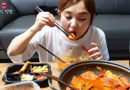 韩国美食小姐姐吃泡面,韩国美食小姐姐的味蕾冒险之旅