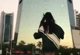 玩滑板和小姐姐比赛视频,小姐姐们的激情竞技瞬间